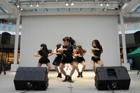 「Evolution No.9」を披露する9nine。