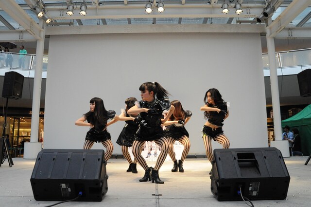 「Evolution No.9」を披露する9nine。