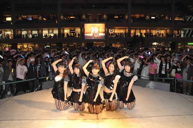 ラゾーナ川崎でファンと記念撮影をする9nine。