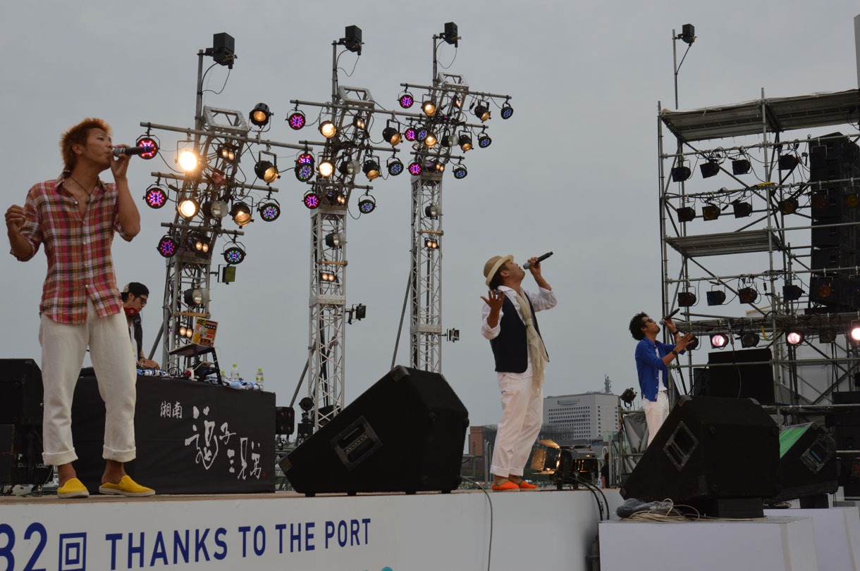 6月9日に「第32回横浜開港祭」のメインステージに登場した逗子三兄弟。