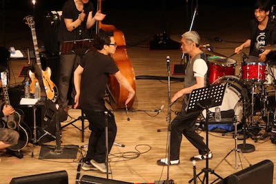 ダンスを披露する岸田繁（写真左）と細野晴臣（右）。