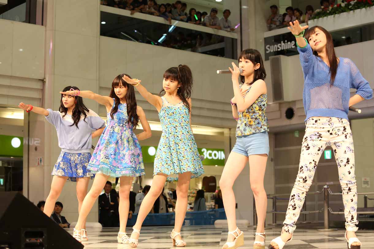 大塚愛菜がケガのため5人でパフォーマンスするJuice=Juice（左から金澤朋子、宮崎由加、高木紗友希、宮本佳林、植村あかり）。