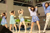 大塚愛菜がケガのため5人でパフォーマンスするJuice=Juice（左から宮崎由加、高木紗友希、宮本佳林、金澤朋子、植村あかり）。