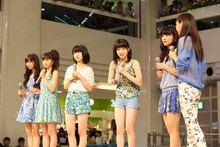 突然のつんく♂からのアナウンスが入り緊張するJuice=Juice。