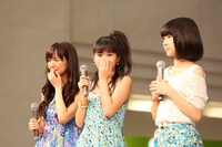 メジャーデビュー決定が発表され涙を流す宮崎由加と高木紗友希。