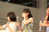 メジャーデビューが発表され喜ぶ宮本佳林。