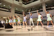 ハロプロ研修生選抜メンバー(田辺奈菜美、浜浦彩乃、室田瑞希、佐々木莉佳子)とともに新曲「天まで登れ!」を披露するJuice=Juice。