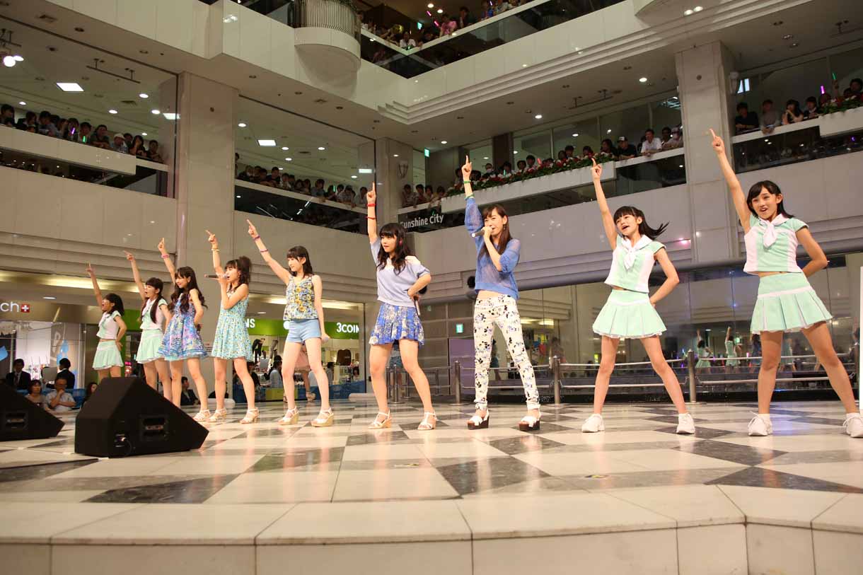 ハロプロ研修生選抜メンバー（田辺奈菜美、浜浦彩乃、室田瑞希、佐々木莉佳子）とともに新曲「天まで登れ！」を披露するJuice=Juice。