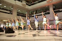 ハロプロ研修生選抜メンバー（田辺奈菜美、浜浦彩乃、室田瑞希、佐々木莉佳子）とともに新曲「天まで登れ！」を披露するJuice=Juice。