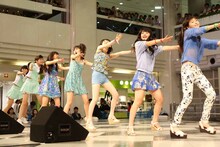 ハロプロ研修生選抜メンバー（田辺奈菜美、浜浦彩乃、室田瑞希、佐々木莉佳子）とともに新曲「天まで登れ！」を披露するJuice=Juice。