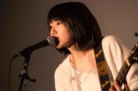 映画「絶叫学級」試写会でのアコースティックライブの様子。