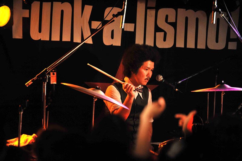 オカモト“MOBY”タクヤ（Dr）