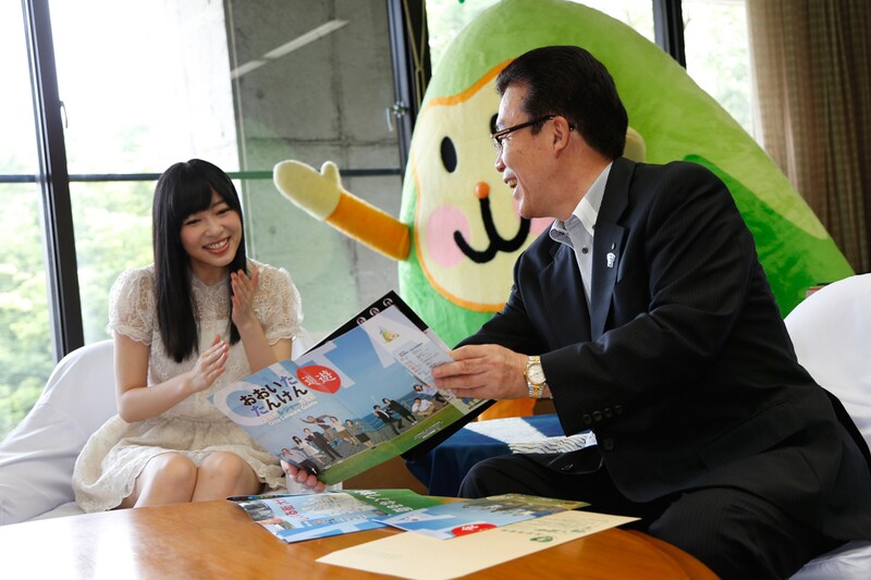 釘宮磐大分市長と歓談する指原莉乃。(c)AKS