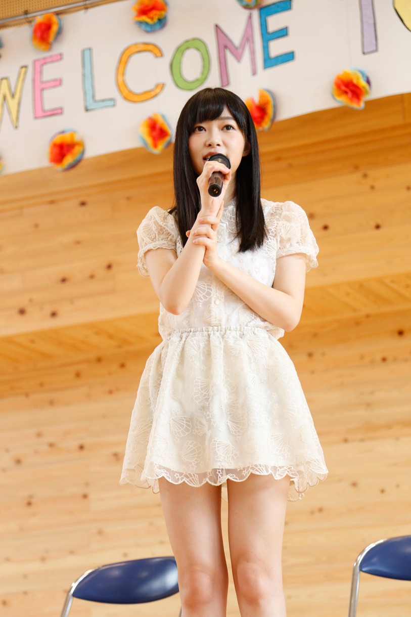 荷揚町小学校で生徒たちに挨拶をする指原莉乃。(c)AKS