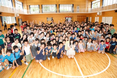 荷揚町小学校の生徒たちと記念撮影をする指原莉乃。(c)AKS