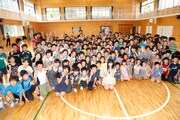 荷揚町小学校の生徒たちと記念撮影をする指原莉乃。(c)AKS
