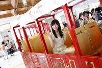 JR大分駅で汽車に乗って挨拶をする指原莉乃。(c)AKS