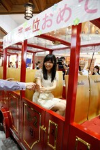 JR大分駅で汽車に乗って挨拶をする指原莉乃。(c)AKS