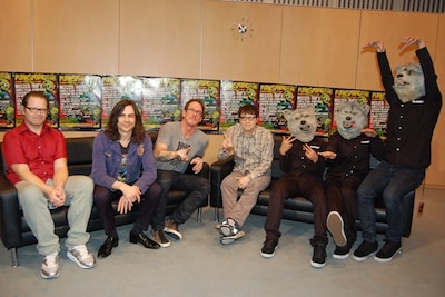 WEEZERとMAN WITH A MISSIONの対談現場の様子。