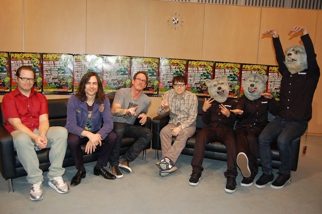 WEEZERとMAN WITH A MISSIONの対談現場の様子。