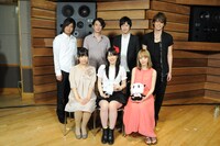 「GATCHAMAN CROWDS」主要キャスト。上段左から浪川大輔、細見大輔、逢坂良太、宮野真守、下段左から小岩井ことり、内田真礼、平野綾。