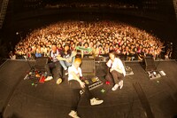 6月9日に東京・SHIBUYA-AXで開催された「LUNKHEAD ONE MAN LIVE 2013『影と煙草と僕とAX』」の様子。