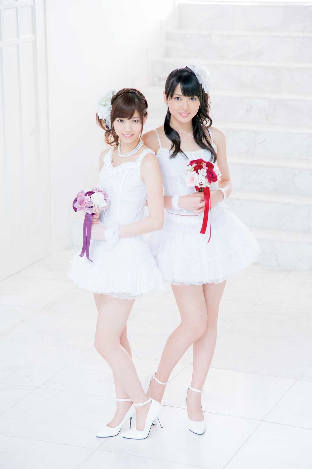 ウエディングドレス姿の乃木坂46の西野七瀬（写真左）と℃-uteの矢島舞美（右）。
