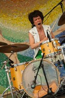 酒田耕慈（Dr）（撮影 : 則常智宏）