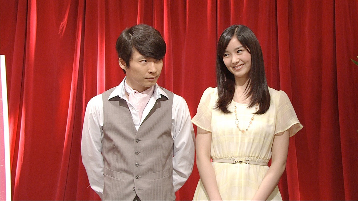 今週の人気の画像10位は「星野源＆栗山千明、NHKコント番組『LIFE！』で爆笑共演」より、コント「囲み取材」のワンシーン。(c)NHK