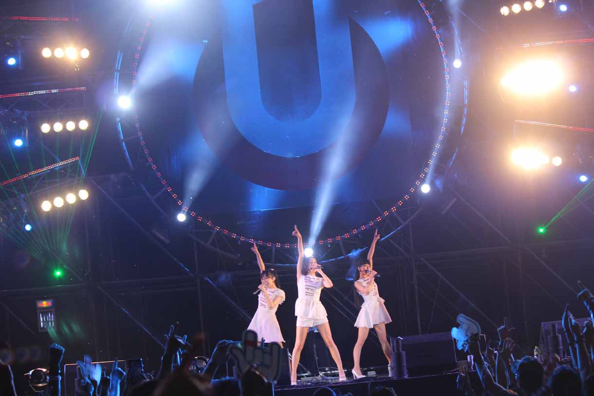 レーザーや照明とシンクロしたダンスを繰り広げるPerfume。