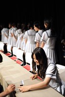 メッセージを吹き込む星野みなみ。