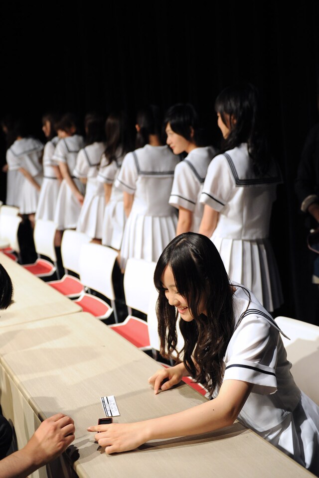 メッセージを吹き込む星野みなみ。