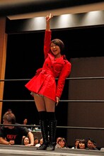 DDTのリングに上がるLinQ深瀬智聖。