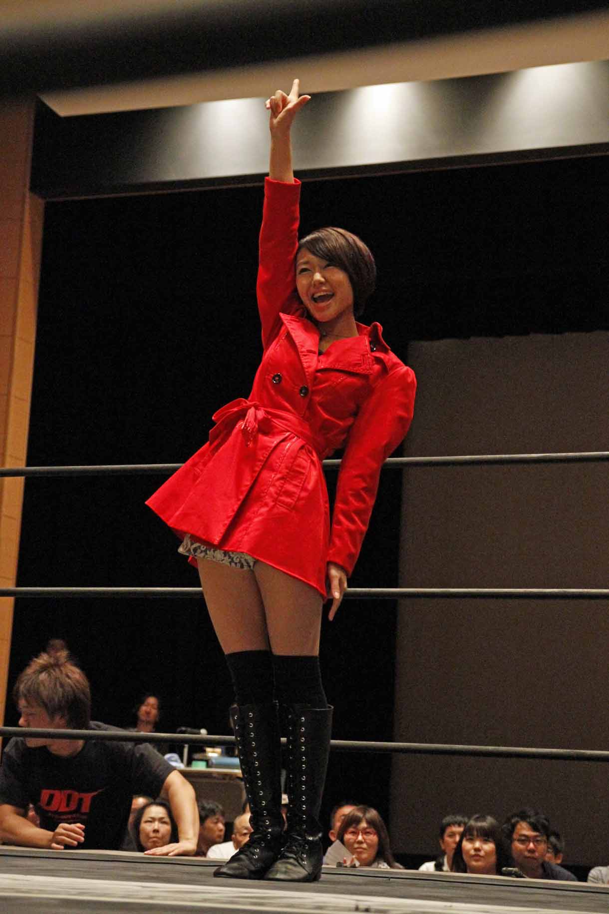 DDTのリングに上がるLinQ深瀬智聖。