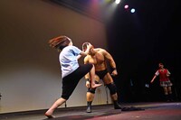 高木三四郎に頭突きを食らわせる伊藤麻希。