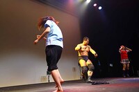 高木三四郎に頭突きを食らわせる伊藤麻希。よろける高木三四郎。