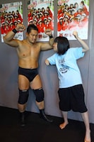 火花を散らすDDTプロレスリング社長・高木三四郎とLinQ伊藤麻希。