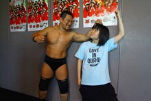 火花を散らすDDTプロレスリング社長・高木三四郎とLinQ伊藤麻希。