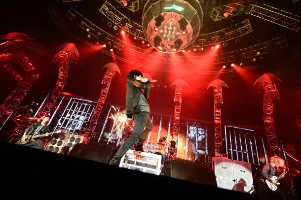 ONE OK ROCKの愛知・日本ガイシホール公演の模様。