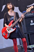 関根史織（B, Cho）（撮影：古溪一道）