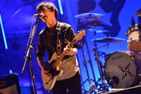 小出祐介（Vo, G）（撮影：古溪一道）