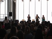 ファンとトークをするTERU（Vo）とTAKURO（G）。