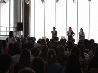 ファンとトークをするTERU（Vo）とTAKURO（G）。