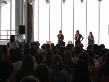 ファンとトークをするTERU（Vo）とTAKURO（G）。