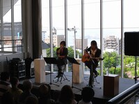 アコースティックライブを披露するTERU（Vo）とTAKURO（G）。