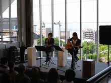 アコースティックライブを披露するTERU（Vo）とTAKURO（G）。