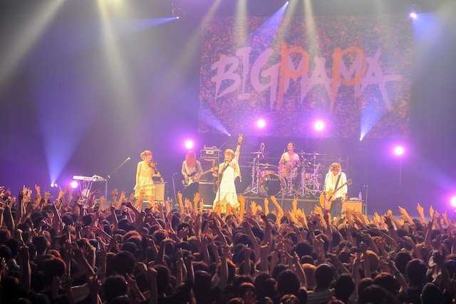 6月16日に東京・TOKYO DOME CITY HALLで開催された「BIGMAMA Tour 2013 “ライブ・イズ・ミルフィーユ”追加公演‐父の日だけにBIGPAPA‐」の模様。（撮影：高田梓）