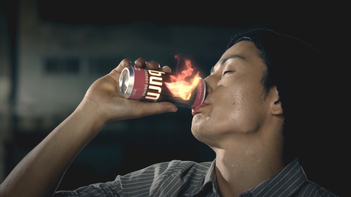 「burn」新CM「KEEP burnING SINGER」編のワンシーン。