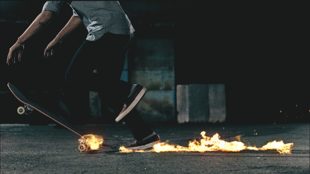 「burn」新CM「KEEP burnING SINGER」編のワンシーン。