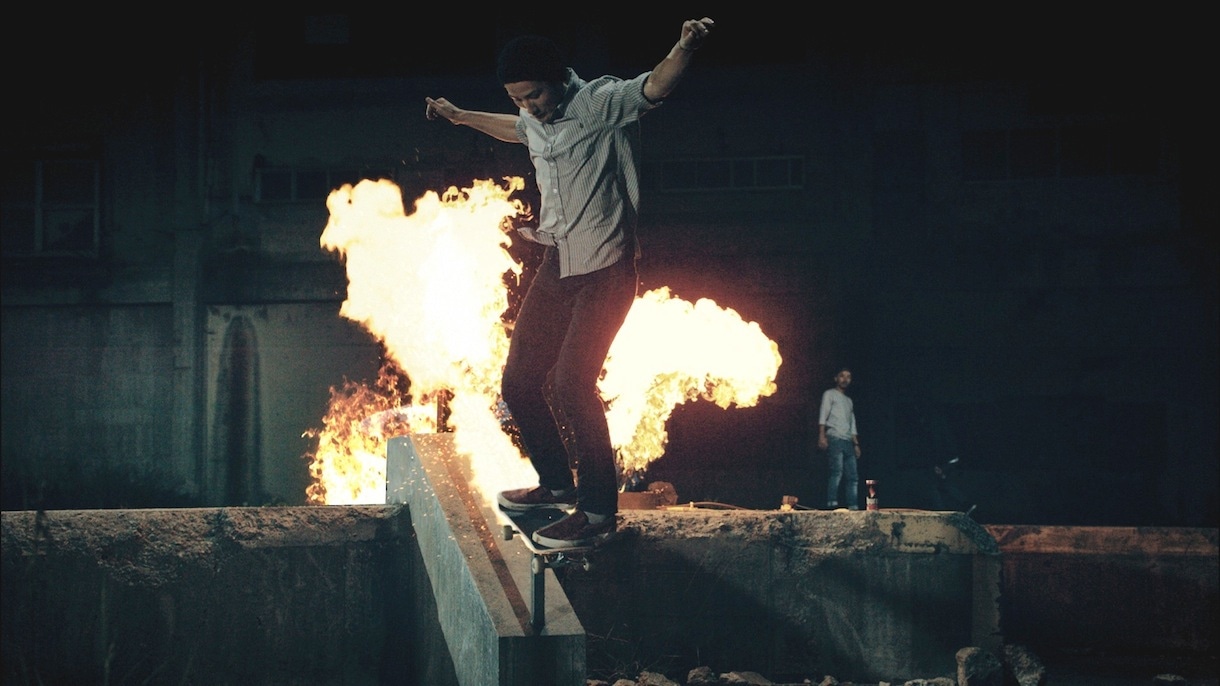 「burn」新CM「KEEP burnING SINGER」編のワンシーン。
